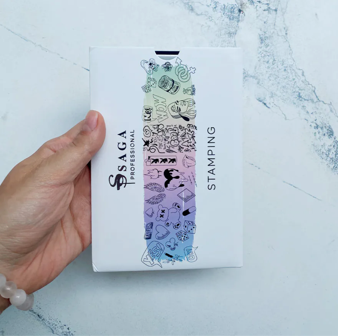 SAGA PROFESSIONAL Stamping-Schablone 02
Schnell. Kreativ. Makellos.
Dein Schlüssel zu professionellem Nailart – auch ohne Vorkenntnisse!