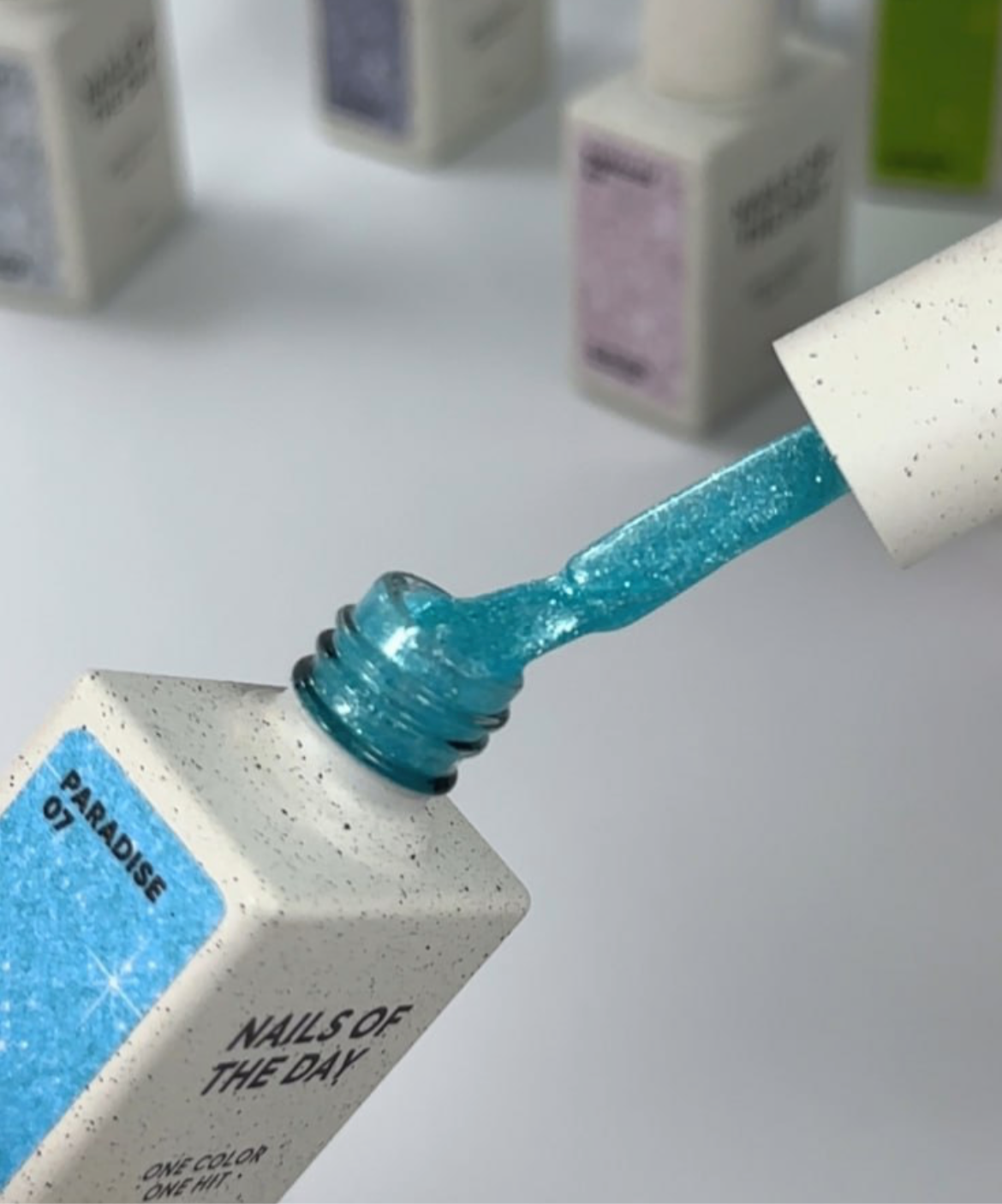 NAILS OF THE DAY – Gel Polish “PARADISE 07”
Farbe: Aqua Blue Glitzer | 10 ml