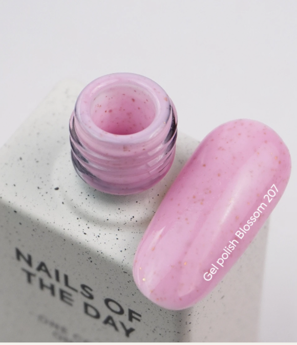 NAILSOFTHEDAY Gel Polish Blossom – Zartrosa mit Goldflakes, 10 ml