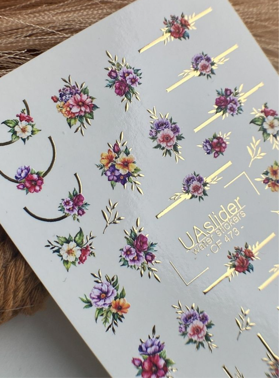 Color and Foil 473 – Blumige Eleganz mit goldenen Akzenten