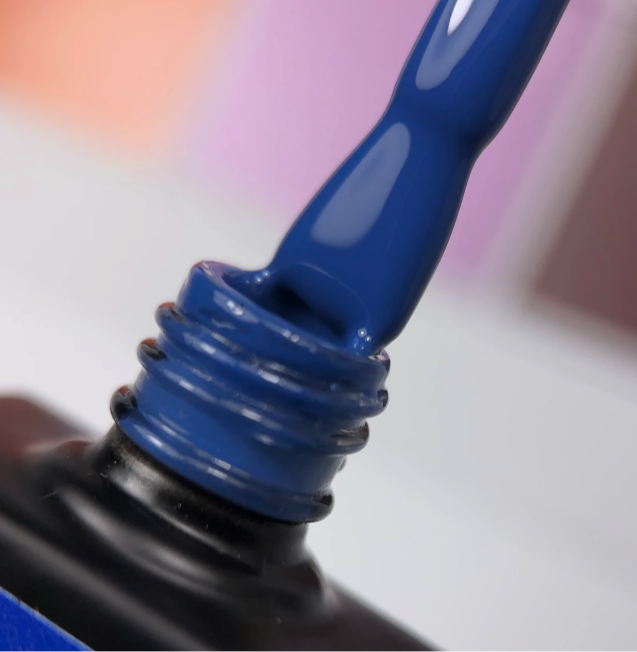 NAILSOFTHEDAY Let’s Special Pantone2025/3
Tiefes Dunkelblau, 10 ml
Ein edler Farbton für einen luxuriösen Look!