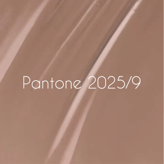 NAILSOFTHEDAY Let’s Special Pantone2025/9
Kühles Kaffee-Beige, 10 ml
Zeitlos, stilvoll, perfekt für jeden Anlass – dein elegantes Statement.