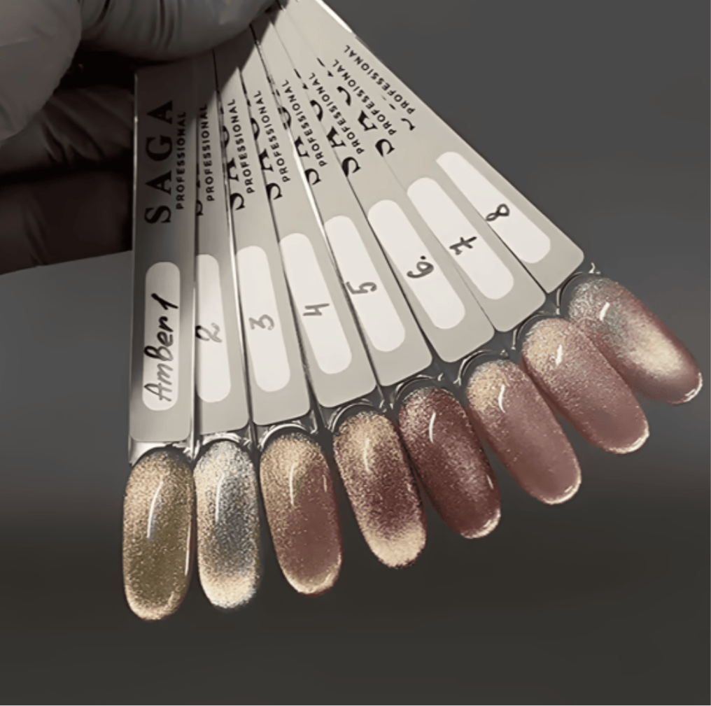 Saga Professional Amber Cat №8 – 10 ml
Magnetischer Gellack mit irisierendem Rosa-Violett-Schimmer