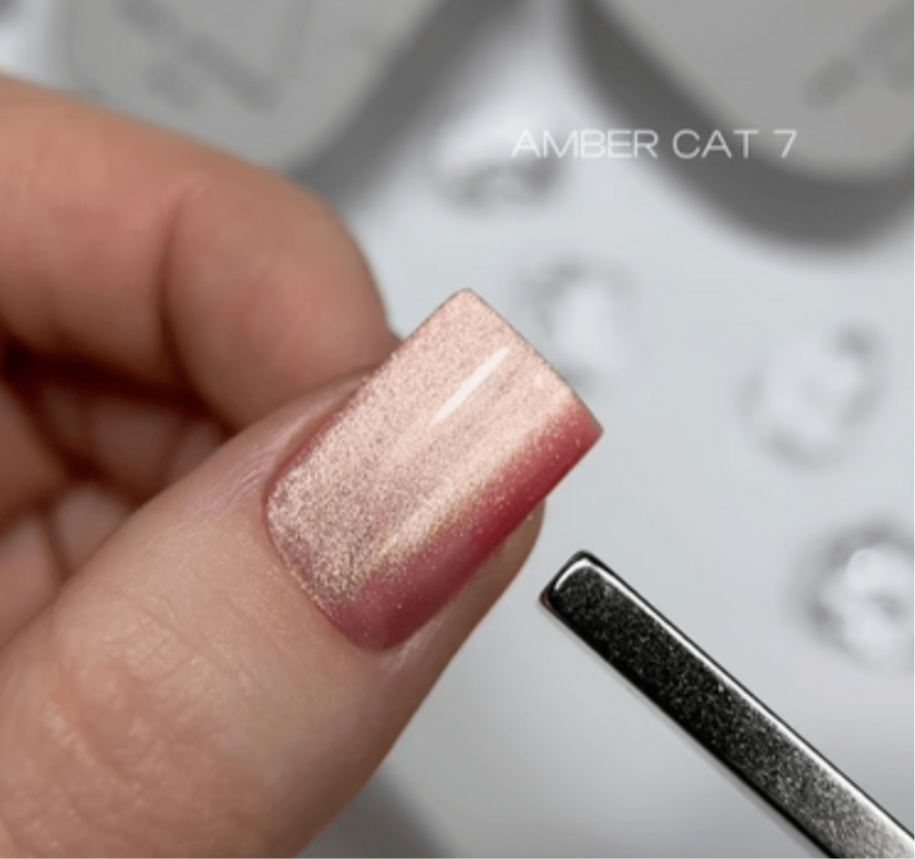 Saga Professional Amber Cat №7 – 10 ml
Magnetischer Gellack mit glamourösem Pink-Schimmer