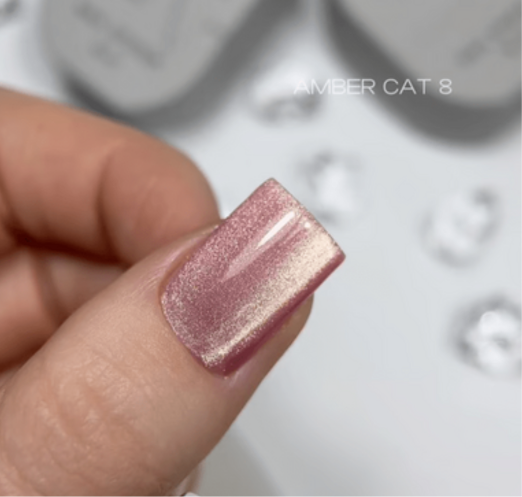 Saga Professional Amber Cat №8 – 10 ml
Magnetischer Gellack mit irisierendem Rosa-Violett-Schimmer