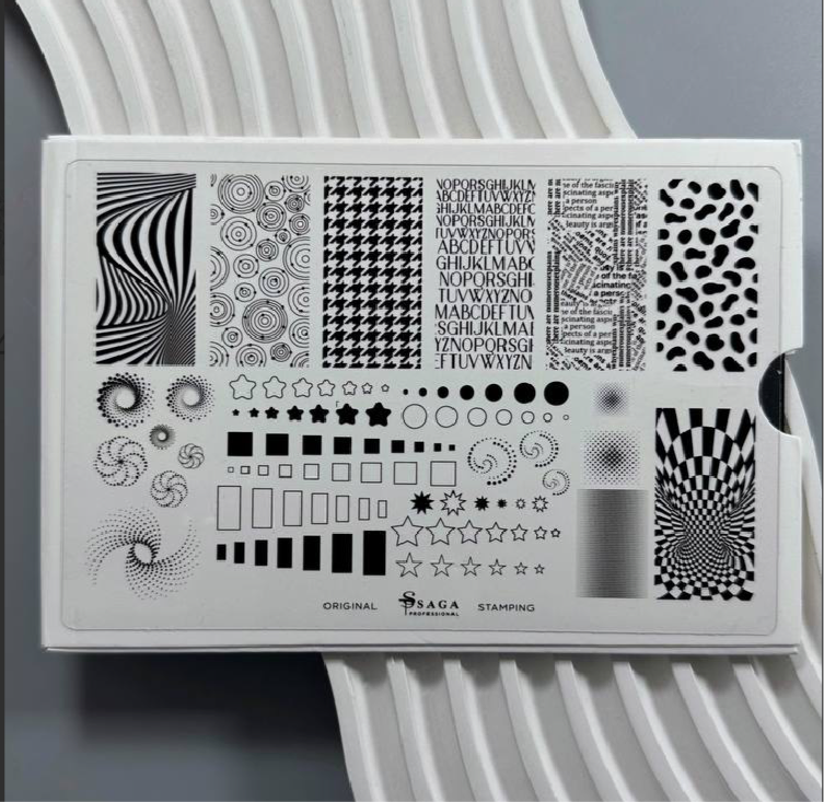 SAGA PROFESSIONAL Stamping-Schablone 08
Schnell. Kreativ. Makellos.
Dein Schlüssel zu professionellem Nailart – auch ohne Vorkenntnisse!