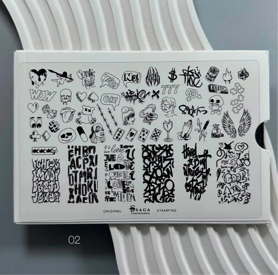SAGA PROFESSIONAL Stamping-Schablone 02
Schnell. Kreativ. Makellos.
Dein Schlüssel zu professionellem Nailart – auch ohne Vorkenntnisse!