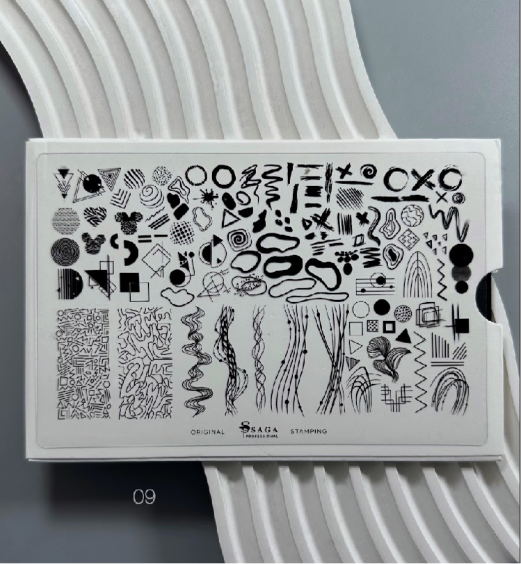 SAGA PROFESSIONAL Stamping-Schablone 09
Schnell. Kreativ. Makellos.
Dein Schlüssel zu professionellem Nailart – auch ohne Vorkenntnisse!