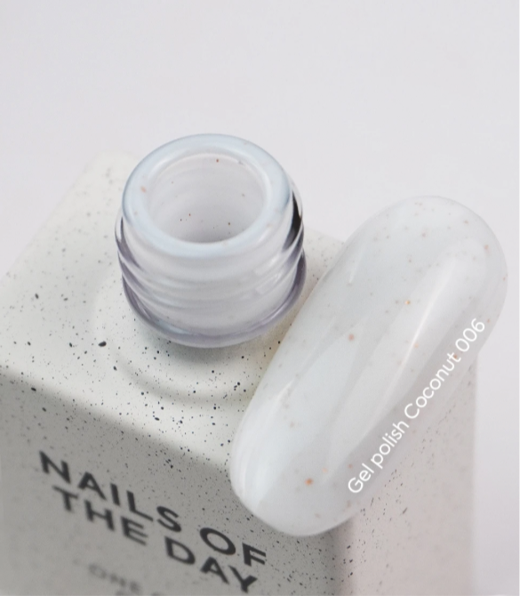 NAILSOFTHEDAY Gel Polish Coconut – Milchweiß mit Goldflakes, 10 ml