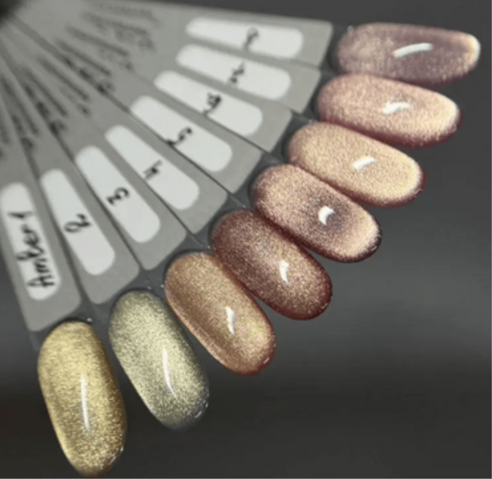 Saga Professional Amber Cat №8 – 10 ml
Magnetischer Gellack mit irisierendem Rosa-Violett-Schimmer