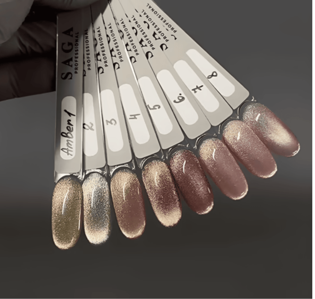 Saga Professional Amber Cat №7 – 10 ml
Magnetischer Gellack mit glamourösem Pink-Schimmer