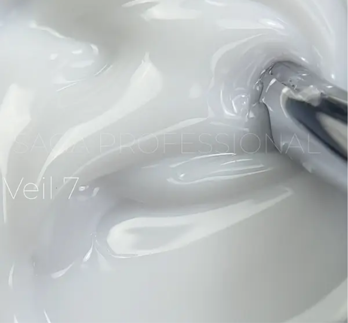 Saga Builder Veil Gel №07 – 15 ml
Milchiger Aufbaugel für makellose, elegante Looks