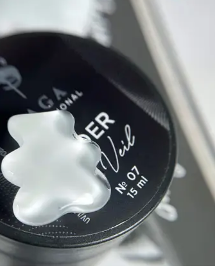 Saga Builder Veil Gel №07 – 15 ml
Milchiger Aufbaugel für makellose, elegante Looks