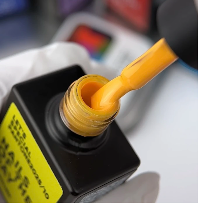 NAILSOFTHEDAY Let’s Special Pantone2025/10
Sonniges Gelb, 10 ml
Strahlend, energiegeladen und einfach unwiderstehlich – der Farbton für selbstbewusste Auftritte.