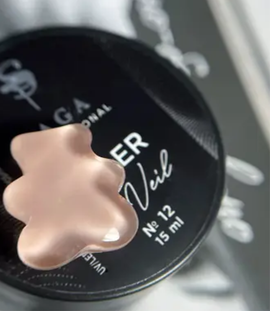 Saga Builder Veil Gel №12 – 15 ml
Karamellbeiger Aufbaugel für warme, natürliche Looks