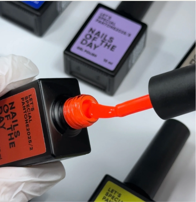 NAILSOFTHEDAY Let’s Special Pantone2025/2
Knalliges Neon-Orange, 10 ml
Eine Farbe, die alle Blicke auf sich zieht!