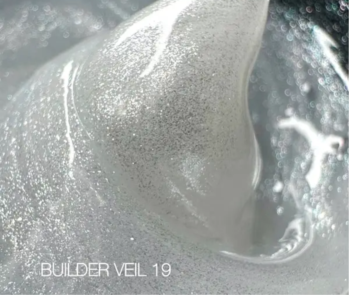 Saga Builder Veil Gel №19 – 15 ml
Milchig-Weiß mit feinem Schimmer – stilvoll, clean, edel