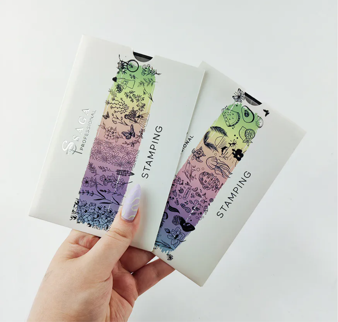 SAGA PROFESSIONAL Stamping-Schablone 11
Schnell. Kreativ. Makellos.
Dein Schlüssel zu professionellem Nailart – auch ohne Vorkenntnisse!