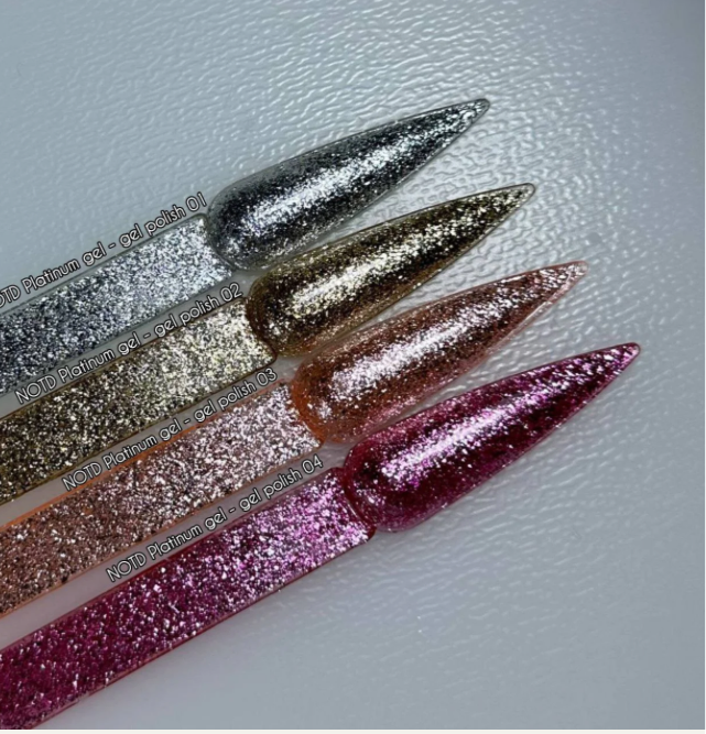 NAILSOFTHENIGHT Platinum Gel 03 – Peach, 12 ml
Metallischer Glanz in Pfirsich – perfekt für Herbst/Winter 2024.
Hochpigmentierter Design-Gel mit edler Metallfolie.
