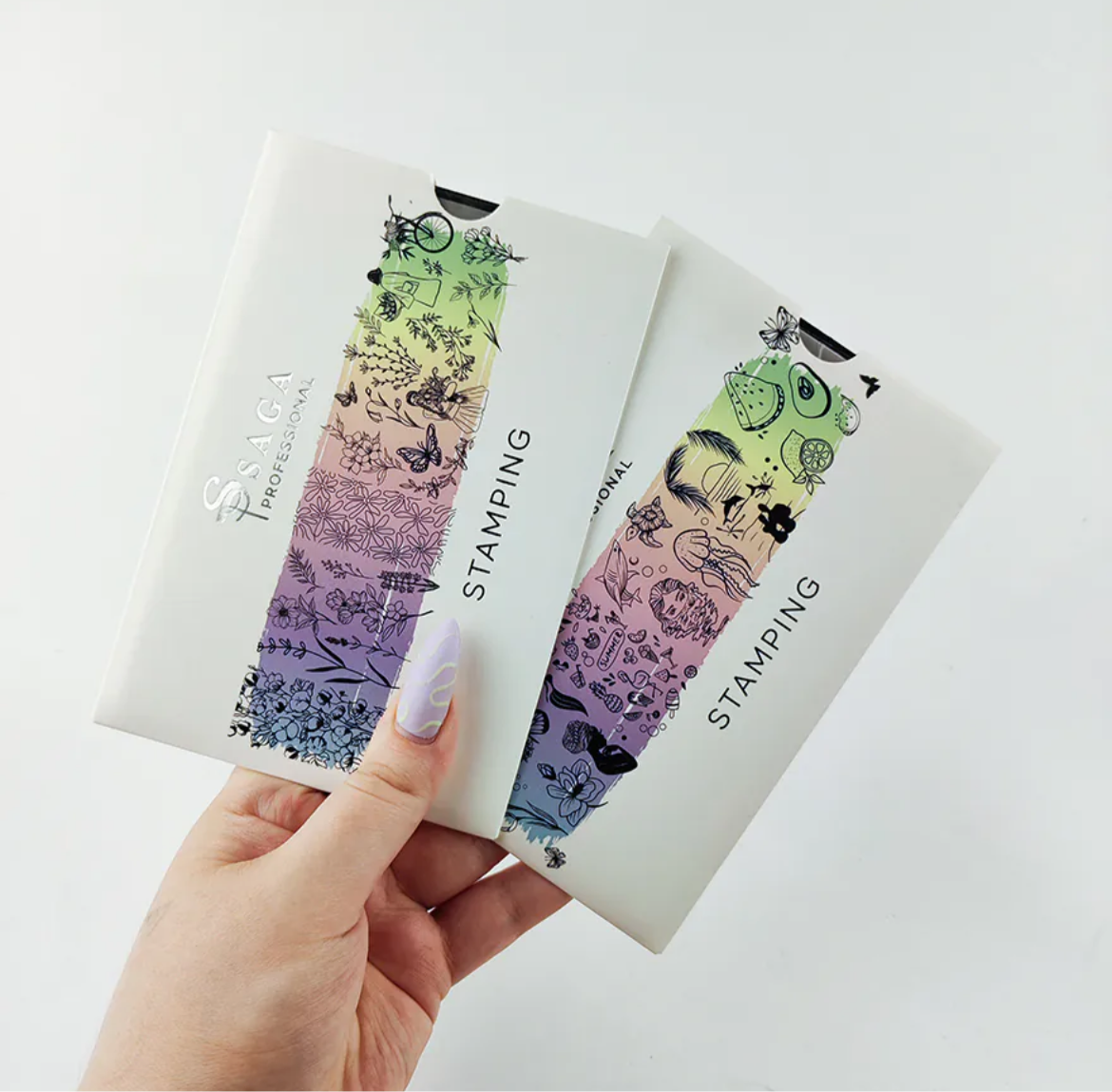 SAGA PROFESSIONAL Stamping-Schablone 03
Schnell. Kreativ. Makellos.
Dein Schlüssel zu professionellem Nailart – auch ohne Vorkenntnisse!