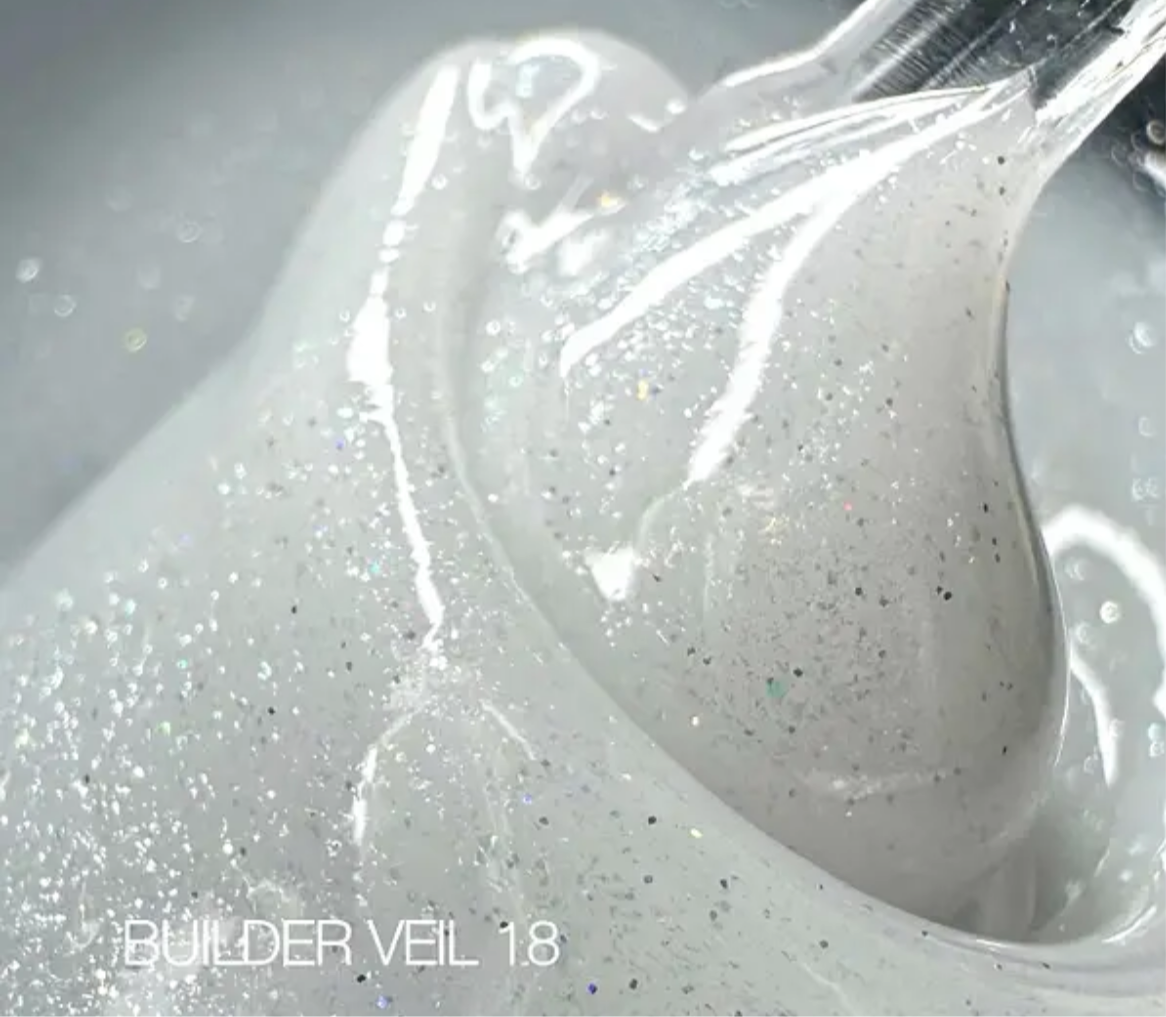 Saga Builder Veil Gel №18 – 15 ml
Milky mit Glitzer – für einen Hauch von Sternenstaub