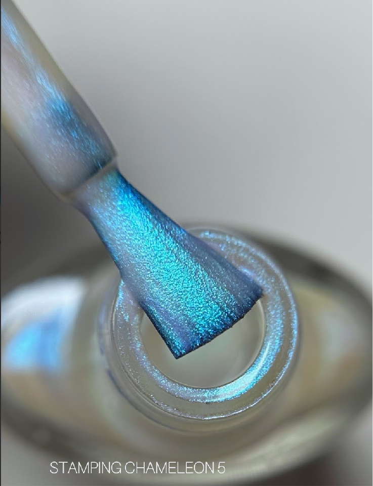 SAGA PROFESSIONAL Stampinglack CHAMELEON Nr. 05 – 8 ml
Faszinierender Farbwechsel – Tiefe, Glanz und Magie auf deinen Nägeln
