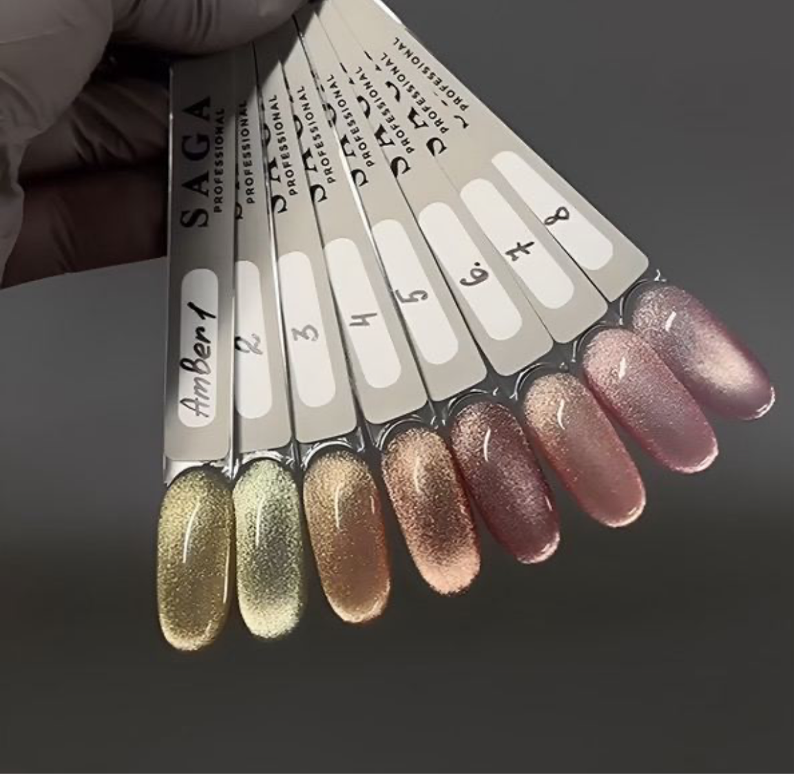 SAGA Gel Polish Amber Cat №2 – Gelb, 10 ml
Der Sonnenstrahl unter den Cat Eye Farben!