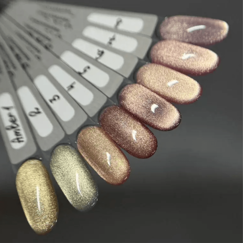 Saga Professional Amber Cat №7 – 10 ml
Magnetischer Gellack mit glamourösem Pink-Schimmer