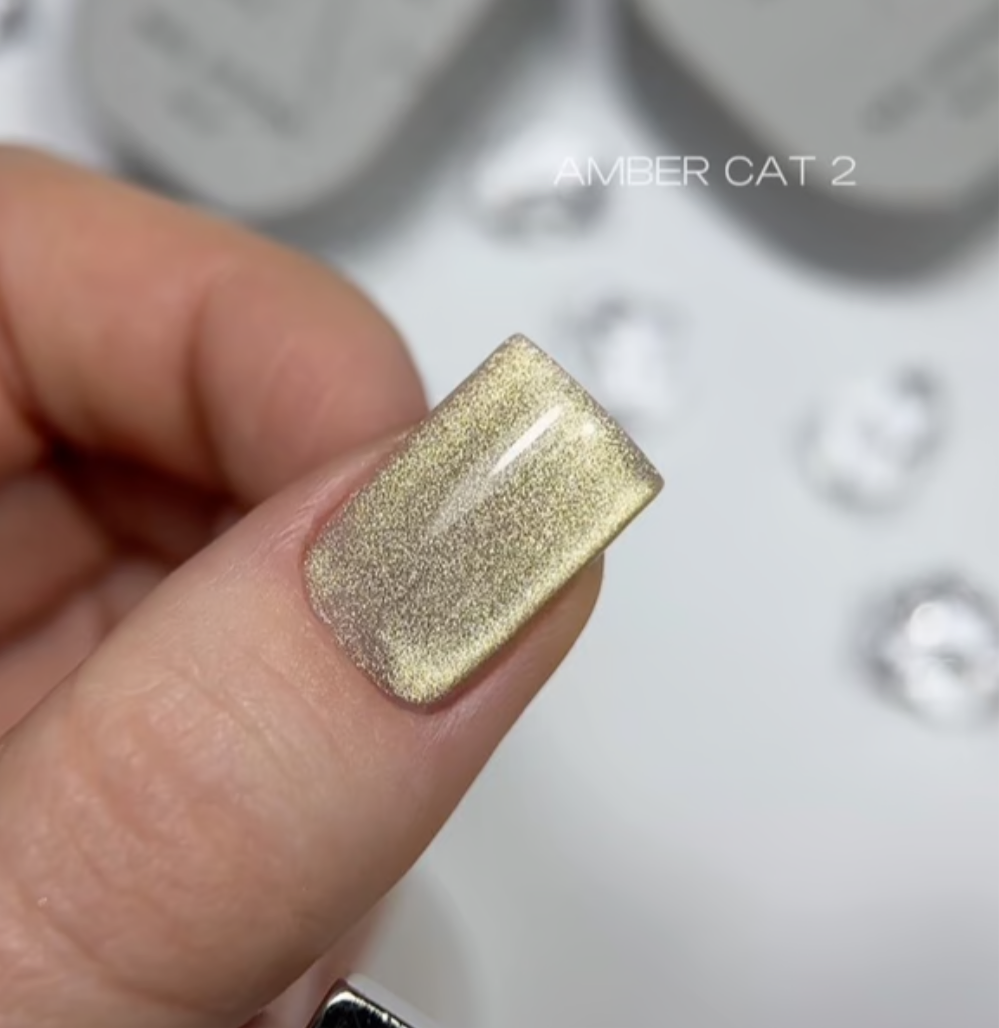 SAGA Gel Polish Amber Cat №2 – Gelb, 10 ml
Der Sonnenstrahl unter den Cat Eye Farben!