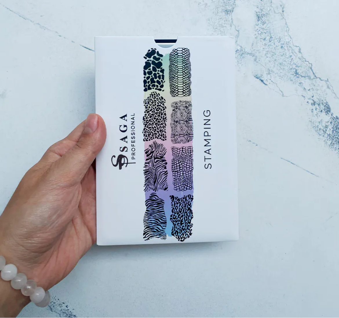 SAGA PROFESSIONAL Stamping-Schablone 08
Schnell. Kreativ. Makellos.
Dein Schlüssel zu professionellem Nailart – auch ohne Vorkenntnisse!