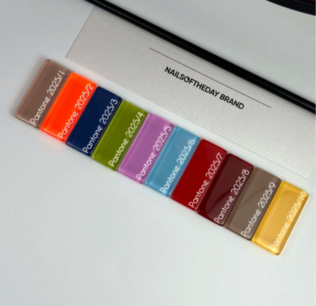 NAILSOFTHEDAY Let’s Special Pantone2025/2
Knalliges Neon-Orange, 10 ml
Eine Farbe, die alle Blicke auf sich zieht!