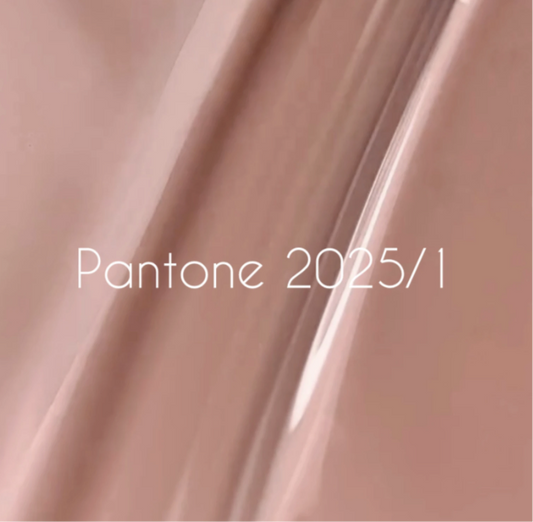 NAILSOFTHEDAY Let’s Special Pantone2025/1
Warmes Beige-Braun, 10 ml
Der Trendton 2025 für stilvolle Nägel
