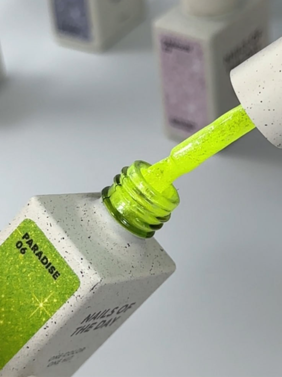 NAILS OF THE DAY – Gel Polish “PARADISE 06”
Farbe: Neon Lemon Glitzer | 10 ml