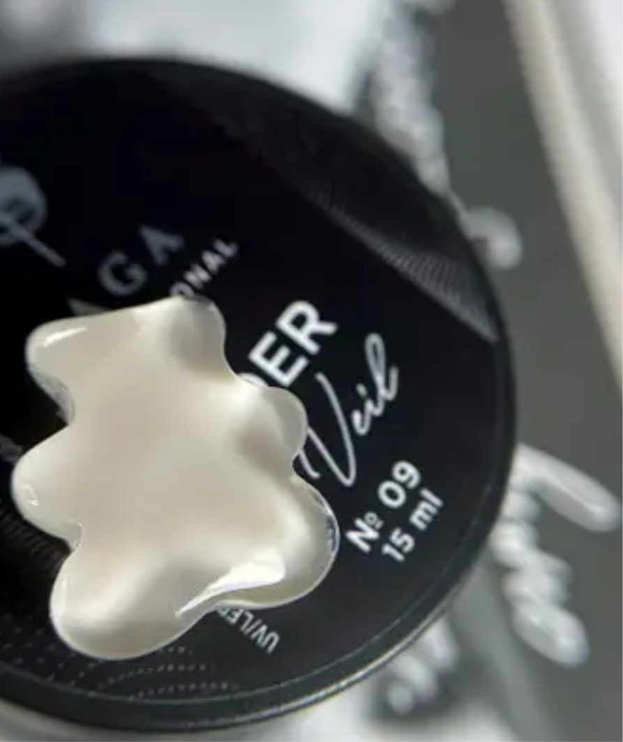 Saga Builder Veil Gel №09 – 15 ml
Milch-Beige Aufbaugel für natürliche, elegante Stylings