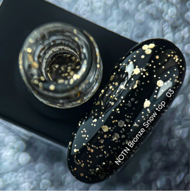 NAILSOFTHENIGHT Bronze Snow Top 03 – Finish mit bronzefarbenen Hexagon-Partikeln, ohne Schwitzschicht, 10 ml
