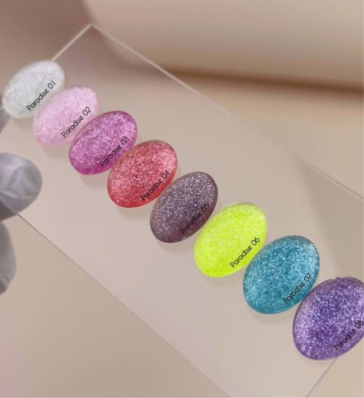 NAILS OF THE DAY – Gel Polish “PARADISE 06”
Farbe: Neon Lemon Glitzer | 10 ml