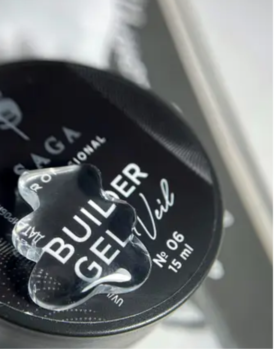 SAGA Professional Builder Veil Gel №06 – Transparent – 15 ml
Selbstglättendes Aufbaugel für perfekte Modellage & Stärkung