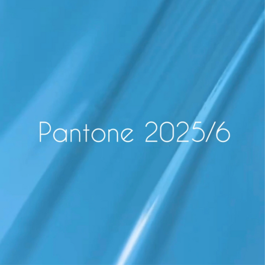 NAILSOFTHEDAY Let’s Special Pantone2025/6
Knalliges Himmelblau, 10 ml
Eine Farbe wie ein klarer Sommerhimmel – frisch, mutig, unwiderstehlich!
