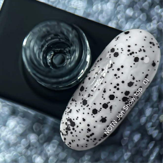 NAILSOFTHENIGHT Jon Snow Top 01 – Finish mit schwarzen Hexagon-Partikeln, ohne Schwitzschicht, 10 ml
