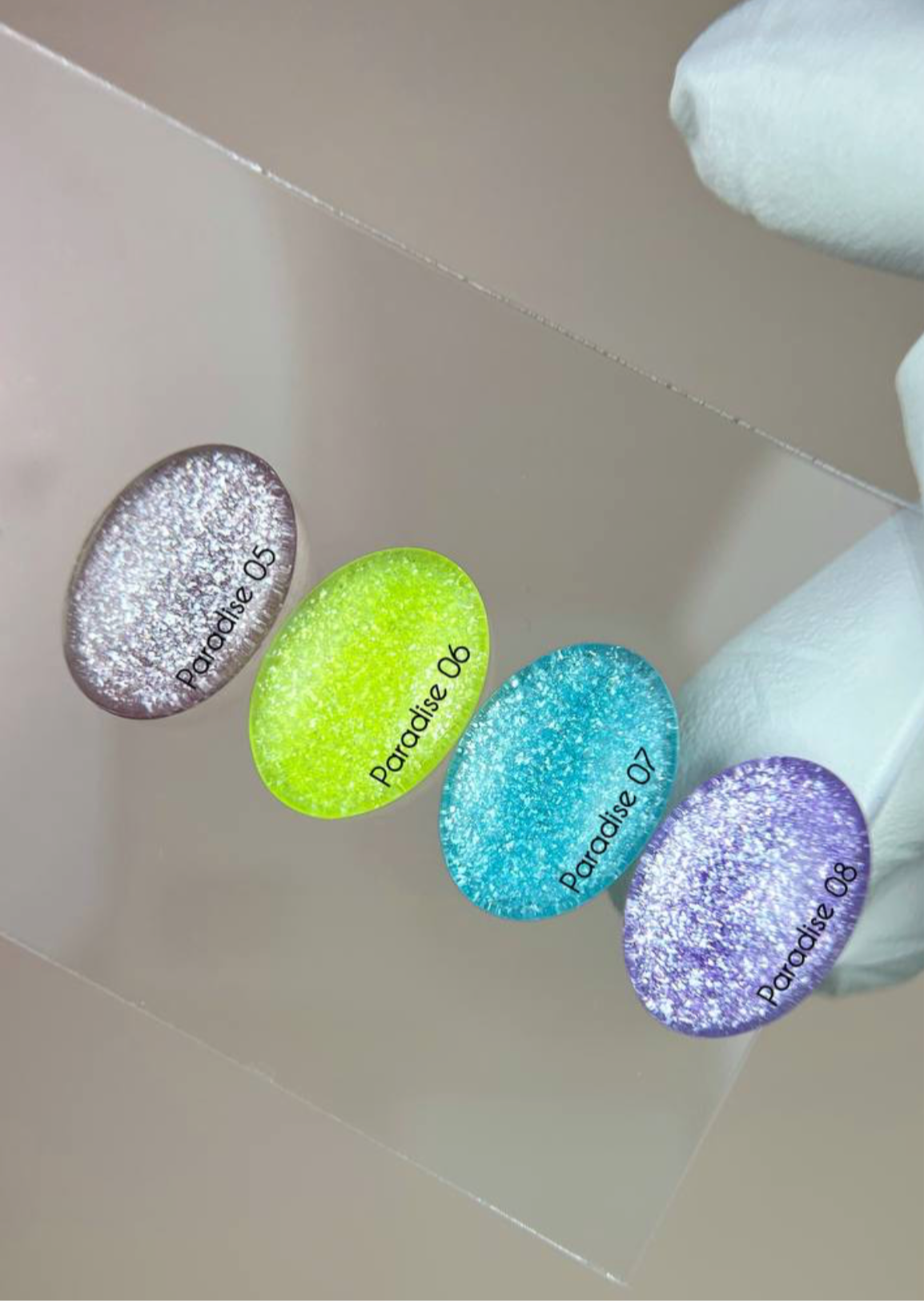 NAILS OF THE DAY – Gel Polish “PARADISE 06”
Farbe: Neon Lemon Glitzer | 10 ml