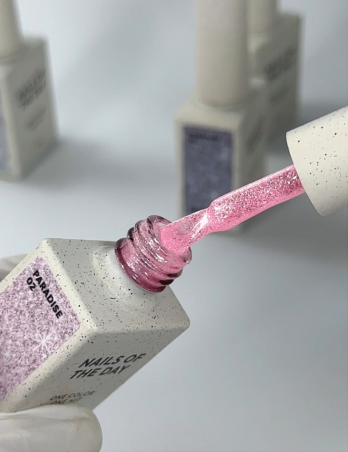 NAILS OF THE DAY – Gel Polish “PARADISE 03”
Farbe: Knalliges Glitzer-Pink | 10 ml