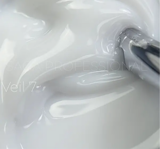 Saga Builder Veil Gel №07 – 15 ml
Milchiger Aufbaugel für makellose, elegante Looks