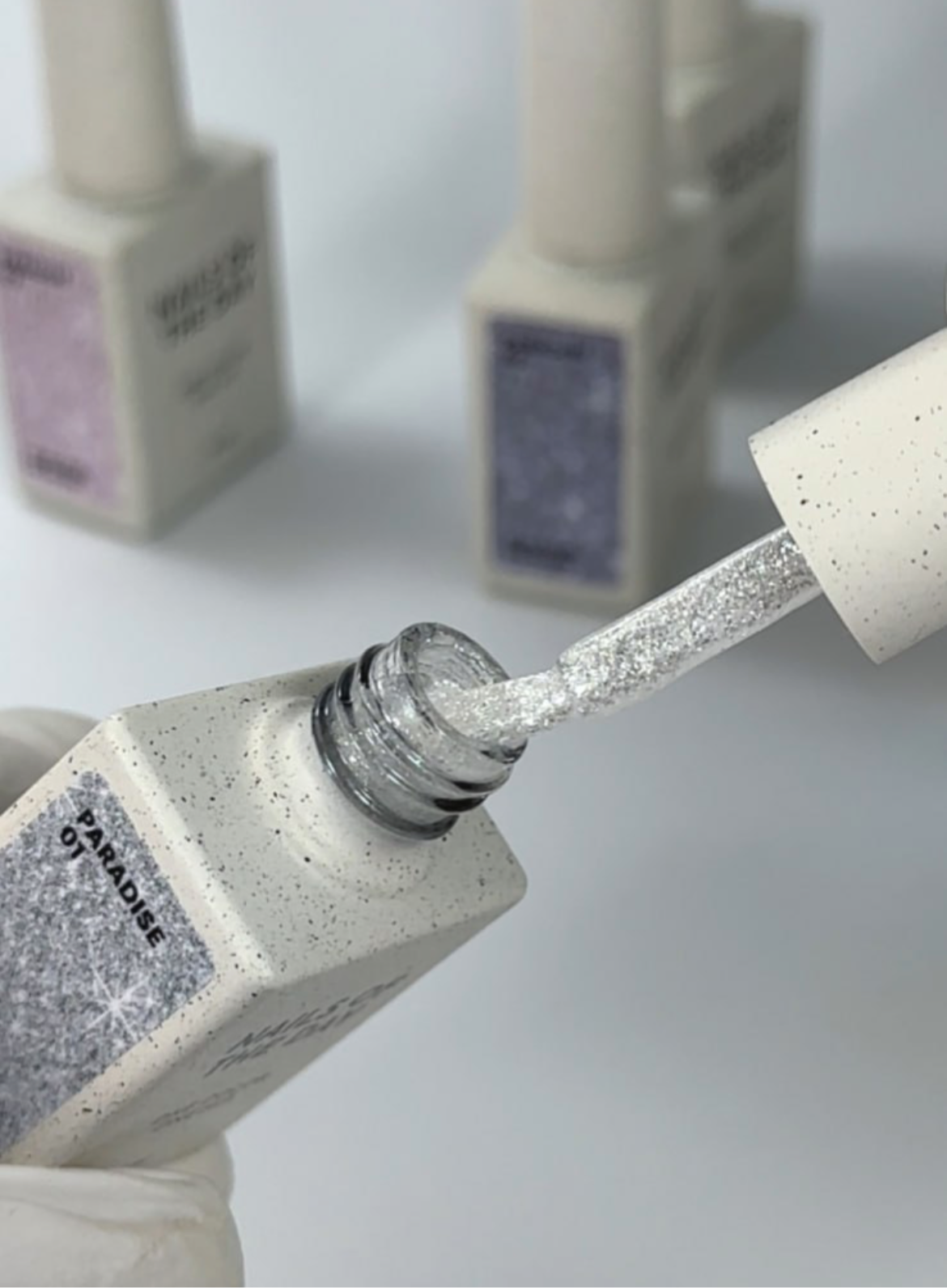NAILS OF THE DAY – Gel Polish “PARADISE 01”
Farbe: Kristallklar mit intensivem Silber-Glitzer | 10 ml