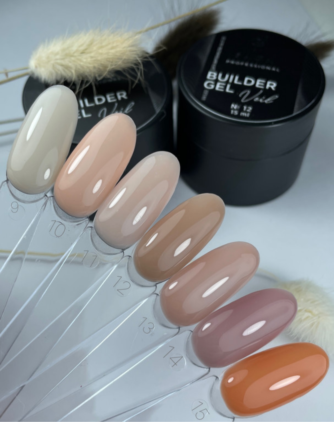 Saga Builder Veil Gel №12 – 15 ml
Karamellbeiger Aufbaugel für warme, natürliche Looks