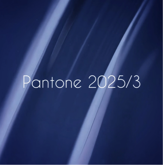 NAILSOFTHEDAY Let’s Special Pantone2025/3
Tiefes Dunkelblau, 10 ml
Ein edler Farbton für einen luxuriösen Look!
