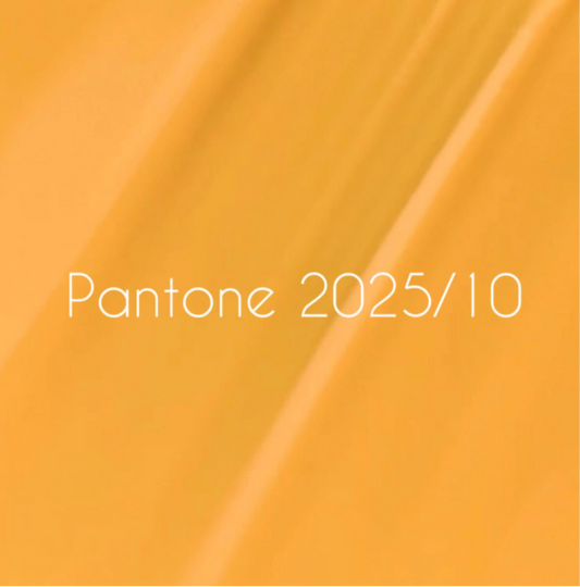 NAILSOFTHEDAY Let’s Special Pantone2025/10
Sonniges Gelb, 10 ml
Strahlend, energiegeladen und einfach unwiderstehlich – der Farbton für selbstbewusste Auftritte.