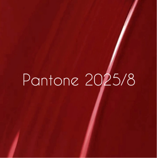 NAILSOFTHEDAY Let’s Special Pantone2025/8
Tiefes Weinrot, 10 ml
Elegant, sinnlich, ein Hauch von Luxus – ein Farbton, der verführt.