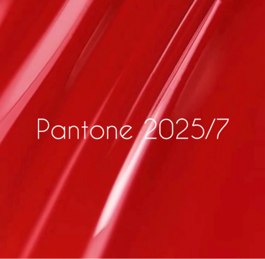 NAILSOFTHEDAY Let’s Special Pantone2025/7
Klassisches Rot, 10 ml
Eine Farbe, die niemals aus der Mode kommt – leidenschaftlich, stark, zeitlos.